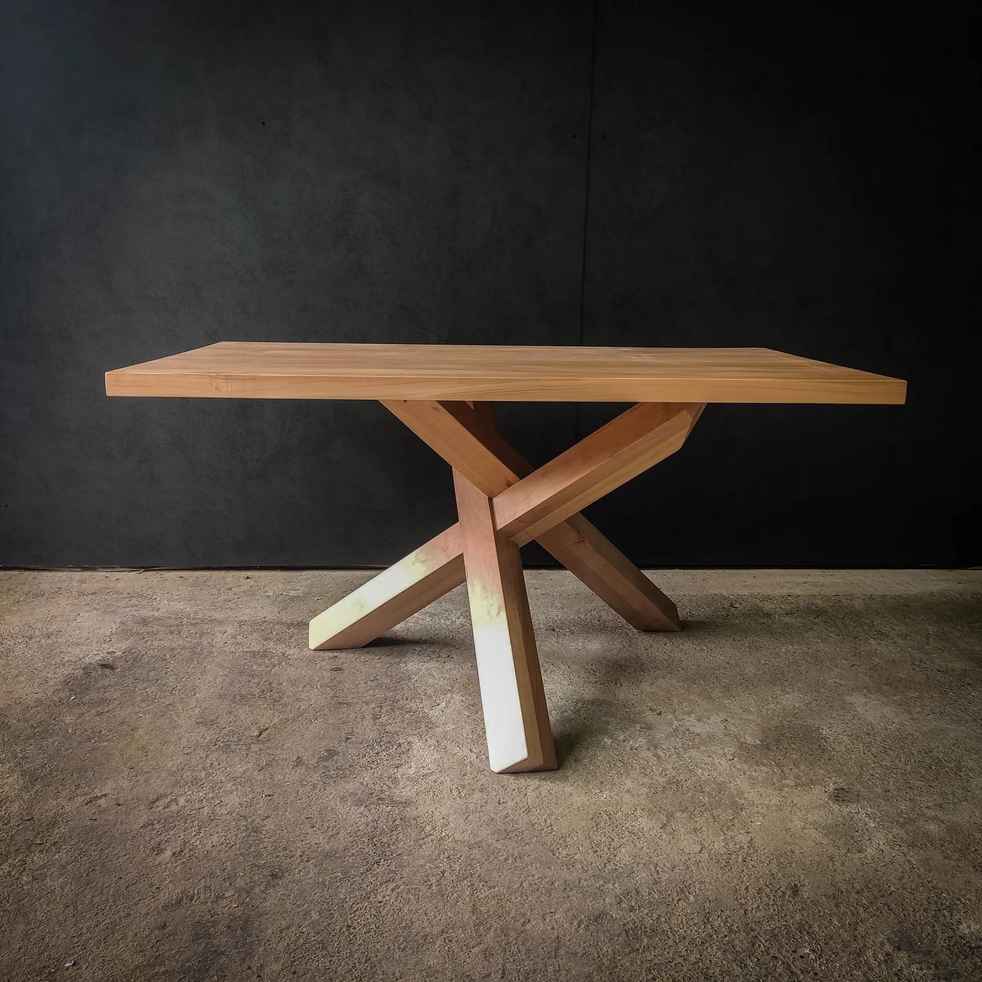 Muebles de madera artesanales fabricados por Idea Madera en Chillán, Chile